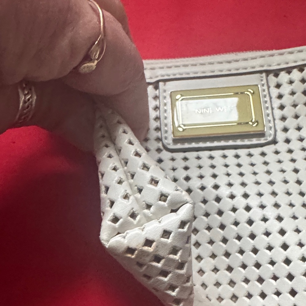 Nine West Cream Perforated Wristlet MISSING STRAP But still in great condition - Picture 4 of 7